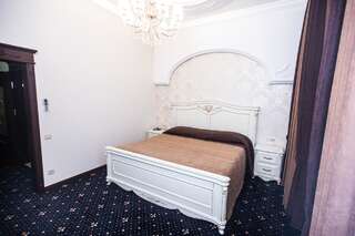 Отель Готель Петрівський Кропивницкий Люкс с кроватью размера «king-size»-1